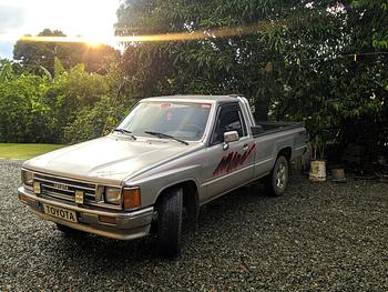 jeepetas y camionetas - Toyota Hilux 1987 Automática de Doble Cabina – Excelente Estado y Original