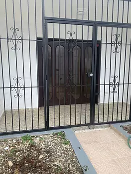 casas - Casa con patio grande cerca de todo muy bien ubicada 