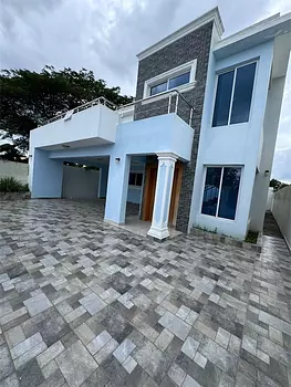 casas - Casa Moderna de dos Niveles en Proyecto Cerrado.