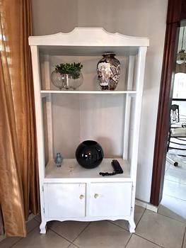 muebles y colchones - 1 Estante blanco de caoba con gavetas y 2 tramos
