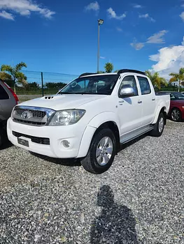 camiones y vehiculos pesados - el mejor oferta de las madres,, Toyota Hilux 3.0 año 2011.. clean 