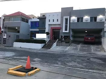 oficinas y locales comerciales - En venta clínica de Cirugía de Estética Habilitada ubicada en el centro 