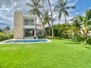 casas vacacionales y villas - Se vende villa a pocos de la playa nueva Romana