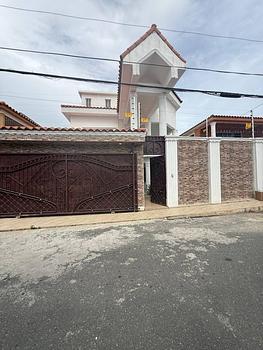 casas - Casa en venta de 4 niveles con piscina y 5 habitac