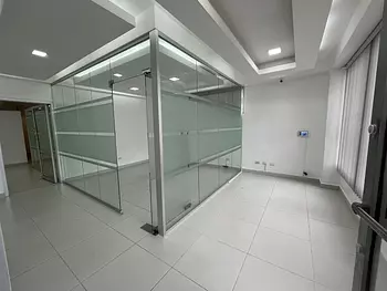 oficinas y locales comerciales - Oficina amueblada en alquiler en Arroyo hondo viejo cerca de la Av 27 de Febrero