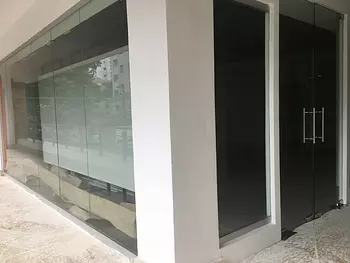 oficinas y locales comerciales - Amplio Local de 52 m2, se encuentra en el SEGUNDO NIVEL