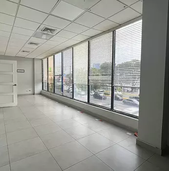 oficinas y locales comerciales - 🔵Alquilo local 64 mts en Piantini 2do piso 
