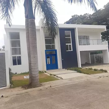 casas - Hermosa Casa de 2 Niveles en Proyecto Cerrado, Llanos de Gurabo 