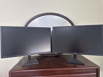 computadoras y laptops - Dos Monitores LG como nuevo ,