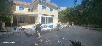 casas vacacionales y villas - Villa de 2 Niveles con 4 Habitaciones En Metro