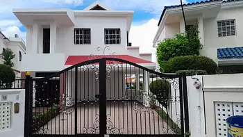 casas - RENTO  Casa  Familiar en Urbanización Fernández.
