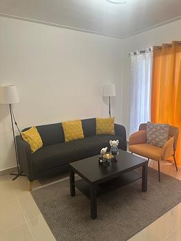 muebles y colchones - Mueble de color negro con cojines, y una butaca amarilla 