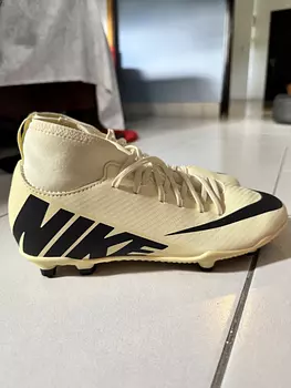 deportes - NUEVOS Tenis de fútbol size 6Y $3mil