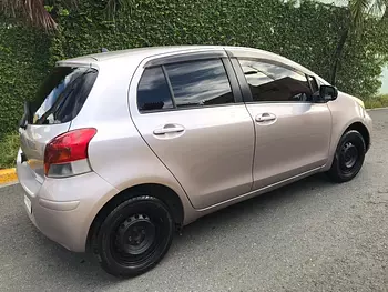 carros - TOYOTA VITZ 2011