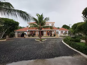 casas vacacionales y villas - venta de Villa en Cumayasa entre Juan dolió y la Romana a 500m2 de la playa 