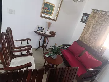 muebles y colchones - 2 Mecedoras de caoba, mesita caoba con mueble rattan. Execelentes condiciónes.