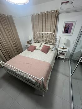 muebles y colchones - Vendo Cama Queen y Mesitas de Noche