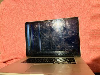 computadoras y laptops - Mac Pro A1398 para piezas pantalla mala 