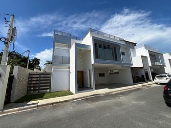casas - Casa de 2 niveles en venta en Altos De Arroyo Hond