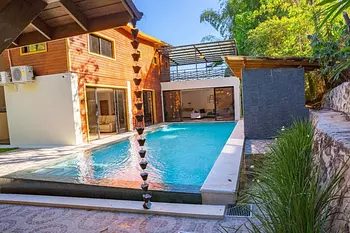 casas vacacionales y villas - Exclusiva Villa en Venta con Áreas Verdes y Piscin