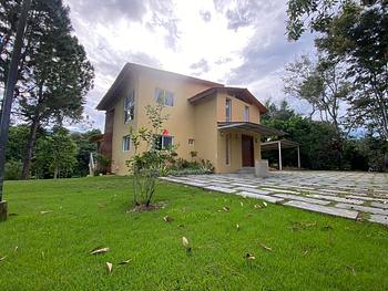 casas vacacionales y villas - Vendo Villa Jarabacoa amueblada tres niveles oport