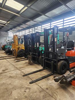 otros vehiculos - montacarga, motosoldadora, bobcat, palas, rodillo recién importado de Japón. 