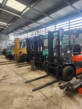 otros vehiculos - montacarga, motosoldadora, bobcat, palas, rodillo recién importado de Japón. 