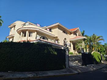 casas - AQLUILO Mansión De 3 Niveles En Zona Exclusiva De 