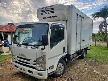 jeepetas y camionetas - Camión Isuzu ELF 2020