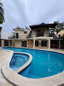 casas vacacionales y villas - Casa de 2 niveles en  alquiler 