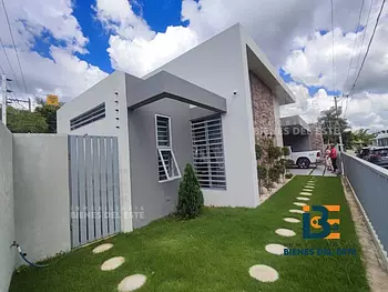 casas - Vendo Moderna Casa Con Finos Espacios y los Más altos Estándares de Lujo y Calid