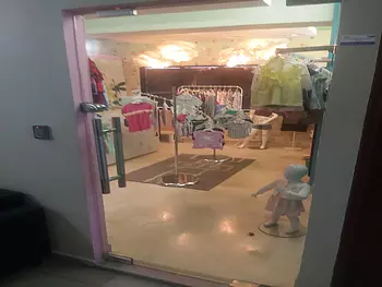 oficinas y locales comerciales - Traspaso tienda de ropa de niños por motivo de viaje Con todo! 