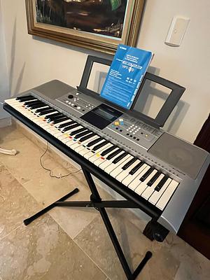 Corotos | Piano Yamaha como nuevo con su base.